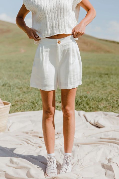 Kelly Shorts-Off White – Love Olive Co Austria Fashion Summer, Walking Outfit Outdoor Summer, Charleston Outfits Summer, Summer Outfits With Shorts, Summer Outfit Shorts, Summer Outfits Athletic, Ruffle Shorts Outfit, Alt Summer Outfits, White Linen Shorts