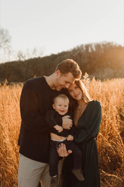 Wanting to capture special moments with your family? Here are some amazing poses that are great for young kids and couples! 

The blue and green outfits are perfect for the winter and would make great Christmas cards!! 

#familyphotos #babypictures #poseinspo #photoinspo #photoshoot #coupleposes #pompousgrass #fieldpictures #lakephotos Fall Photo Shoot Family Of 3, Fall Family Pictures With Infant, Fall Outfit Ideas For Photoshoot, Family Of 3 Holiday Photos, Fall Picture Poses For Family Of 3, Outdoor Family Photos Christmas, Poses For Pictures Family, Christmas Picture Poses Family Of 3, 6 Month Family Photos Fall