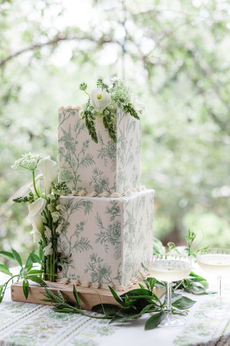 Vine Wedding Cake, Old World Wedding Cake, Garden Themed Wedding Cake, Luxury Wedding Table Decor, Wedding Cake Designs Green, Green Toile Wedding, Green Garden Wedding Theme, Traditional Italian Wedding Cake, Olive Green Wedding Cake