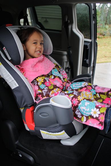 Car seat blanket - attaches to the bottom buckle. Annabel ALWAYS wants a blanket over her car seat. Couture, Ponchos, Carseat Blanket Pattern, Car Seat Coat, Carseat Blanket, Toddler Car, Blanket Tutorial, Car Seat Blanket, Mom Car