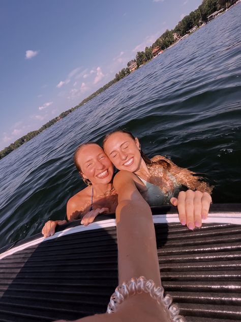 Lake Pictures By Yourself Instagram, Summer Inspo Pics Lake, Lake Powell Picture Ideas, Lake Powell Instagram Pictures, Lake Trip Picture Ideas, Lake Of The Ozarks Outfits, Lake House Instagram Pics, Summer On The Lake, Boat Day Pictures