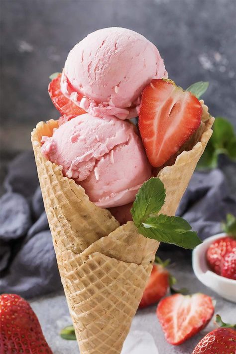 Strawberry Ice Cream Vogue Food, Cheesecake Brownies Recipe, Homemade Strawberry Ice Cream, Strawberry Ice Cream Recipe, Avocado Ice Cream, Easy Ice Cream Recipe, Ice Cream Mixture, Cookie Dough Ice Cream, Ice Cream At Home