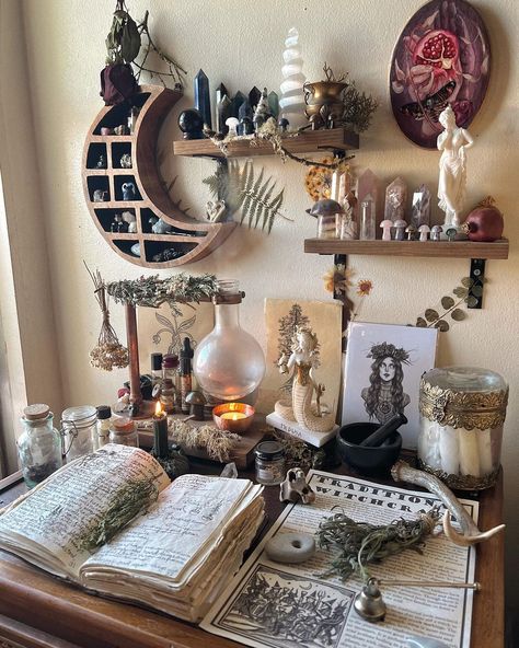 Spiritual Home Aesthetic, Witchy Altar Ideas, Witch Room Aesthetic, Yrene Towers, Altar Inspiration, My Own Space, Witchcraft Decor, Spiritual Room, Witchy Room