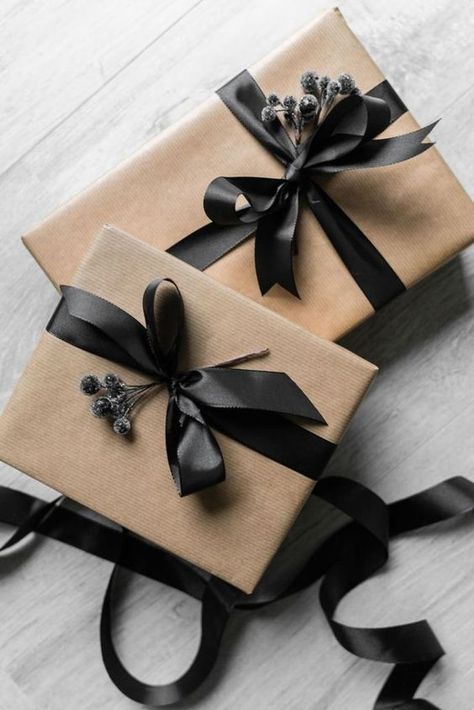 Elegant Gift Wrapping, Gift Wrapping Techniques, Gift Wrapping Inspiration, Creative Gift Wrapping, Present Wrapping, Diy Gift Wrapping, Black Christmas, Wrapping Ideas, Black Gift