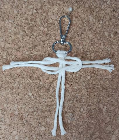 Square Knot Macrame Keychain, Macrame Leaf Keychain Tutorial, Fishtail Macrame Keychain Diy, Macrame Keyring Tutorial Easy, Cute Macrame Keychains, Small Macrame Projects Free Pattern, Macrame Keychain Diy Tutorials Easy, Yarn Keychain Diy, Macrame Keychains Diy