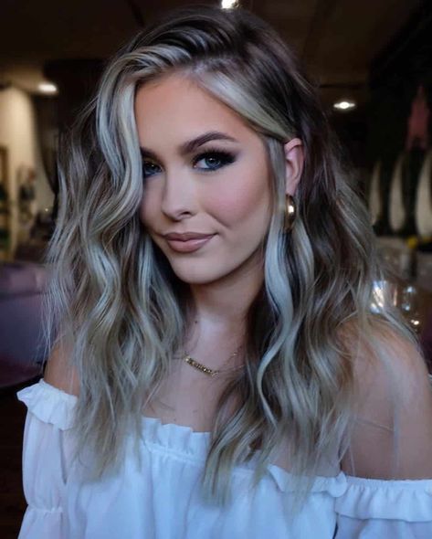 Ashy Blonde Money Piece On Brown Hair Rambut Brunette, Money Piece, Brown Hair Balayage, Hair Makeover, Brown Blonde Hair, Hair Color And Cut, Hair Inspiration Color, Hair Color Balayage, Hair Inspo Color