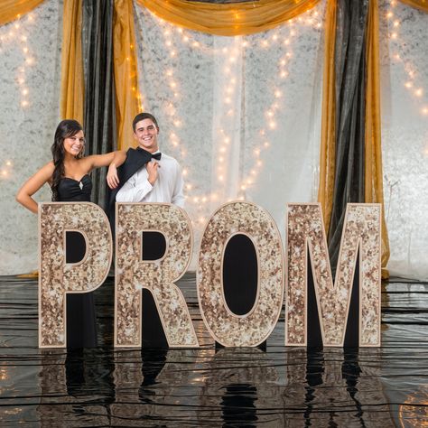 Pretty for front lobby Black Tie Theme Party, Prom Party Ideas, Prom Decorations, Prom Planning, Prom Backdrops, 90s Prom, Masquerade Prom, Black Tie Party, Prom Themes