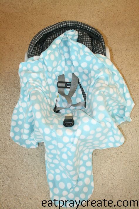 DIY Easy Car Seat Blanket Tutorial - Eat Pray Create Car Seat Blanket Diy, Baby Gifts Diy, Baby Car Seat Blanket, Trendy Baby Gifts, Car Seat Poncho, Blanket Tutorial, Car Seat Blanket, Baby Car Seat, Infant Car Seat Cover