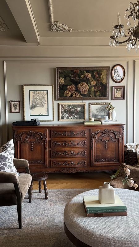 Eclectic Tv Wall, Tv Wall Frame, Gallery Wall Eclectic, French Provincial Living Room, Living Room Items, Functional Living Room, Provincial Bedroom, Sala Vintage, Provincial Decor