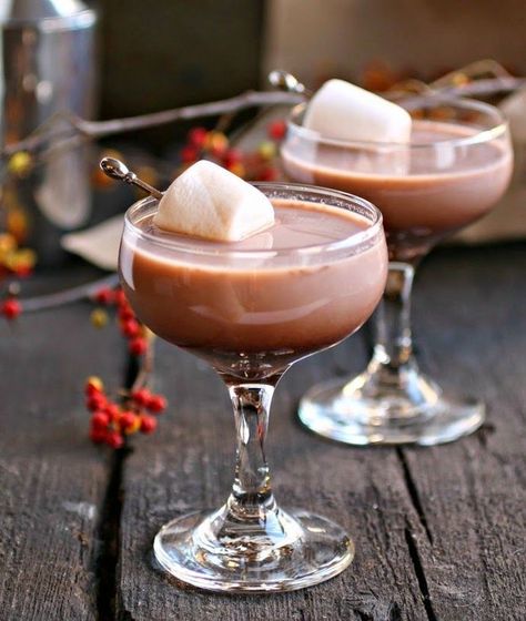 Hot Cocoa Martini | 18 Warming Cocktails To Get You Through The Winter Winter Wedding Unity Ideas, Christmas Wedding Party Favors, Christmas Wedding Shower Ideas Decor, Winter Signature Cocktails Wedding, Winter Wedding Desserts, Winter Wedding Cocktails, Winter Wedding Vibes, Yule Wedding, Winter Wedding Drinks