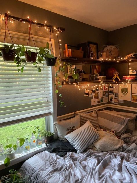 Bedroom Ideas Cute Fairy Lights & Comfy Aesthetic Bedroom Ideas For Small Rooms Clean, How To Decorate A Big Bedroom, Cozy Room Decor Rustic, Rectangular Bedroom Layout, Room Decor Inspo Aesthetic, Warm Room Aesthetic, Calming Bedroom Ideas, Artsy Room, Room Ideas Modern