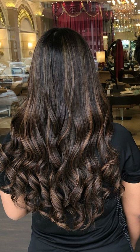 Balayage On Dark Brown Hair Curly, Brown Balayage Dimension, Dark Brown Hair With Light Highlights Caramel, Hair Colors For Morena Brown Skin, Hair Streaking Ideas Highlights, Highlights On Brown Girls, Hair Color For Mexican Skin Tone, Brown Balayage On Black Hair Curly, Layers For Black Hair