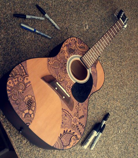 Henna Design on Guitar I used a setting spray after the Sharpie but it kind of messed up a couple of the thicker lines and made them bleed because I used it too early. Make sure to allow the Sharpie to dry out at least a few hours -if not a day- before using a spray! Drawing On Guitar Ideas, Drawing On Guitar, Arte Do Ukulele, Music Doodles, Painted Ukulele, Guitar Artwork, Ukulele Design, Guitar Crafts, Ukulele Art