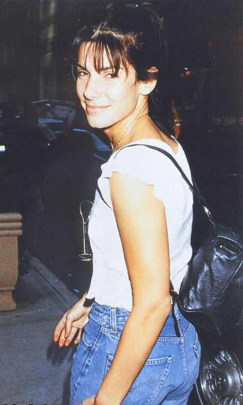 Sandra Bullock Hair 90s, Sandra Bullock Baby, Sandra Bullock Legs, Sandra Bullock Hair, Sandra Bullock Hot, White Tee Jeans, Hair Sytles, 90s Hairstyles, Girl Posters