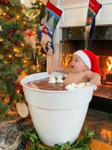 Natal, Hot Cocoa Photoshoot, Mug Photoshoot, Toddler Christmas Photoshoot, Christmas Baby Photoshoot Ideas, Summer Baby Pictures, Hot Chocolate Pictures, Christmas Baby Photoshoot