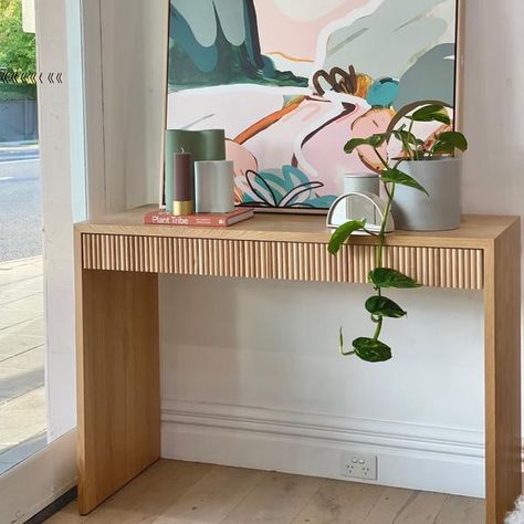 Small Space Furniture, Small Console Table, Console Shelf, Diy Furniture Building, Space Beautiful, Modern Entry, Oak Console Table, Hallway Console, Console Table With Drawers