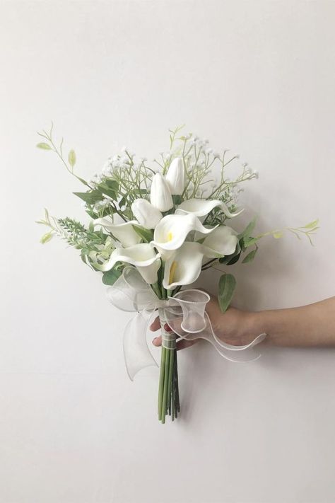 Hand Bouquet Wedding, Brides Flowers Bouquet, Lily Bouquet Wedding, Lily Bridal Bouquet, Small Wedding Bouquets, Simple Wedding Bouquets, Calla Lily Wedding, Calla Lily Bouquet, Bridal Bouquet Flowers