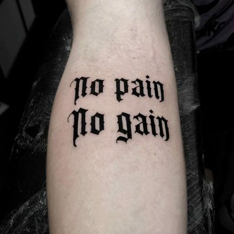 No Pain No Gain Gothic Lettering Tattoo Gothic Tattoo Lettering, Pain Tatoos Ideas, Gothic Lettering Tattoo, Tat Fonts, Gothic Font Tattoo, Emo Night, Gym Tattoo, Lettering Tattoos, Night Tattoo