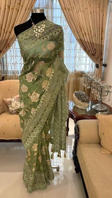 Perhiasan India, Fancy Sarees Party Wear, Party Sarees, Traditional Indian Dress, Indian Dresses Traditional, Fashion Drawing Dresses, Desi Clothes, Lehenga Saree, Stylish Sarees