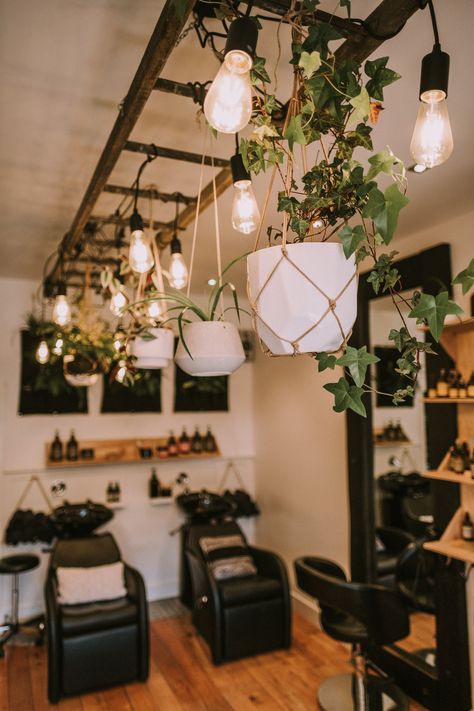 solo esthetician room
hair salon decor ideas
beauty salon decor Green And Black Salon Decor, Salon Decor With Plants, Decorate Salon Suite, Rustic Barbershop Ideas, Salon With Boutique Ideas, Moody Hair Salon Decor, Boho Tanning Salon, Cozy Salon Decor, Clean Salon Design