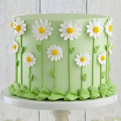 Fabulous flowers and delicious cakes make the perfect combination! Celebrate spring by popping your apron on and getting in the kitchen to bake blooming lovely flower cakes! From simple floral cupcakes to flower birthday cakes, we’ve got a bunch of fantastic flower cake ideas to inspire you. Daisy Cake, Daisy Cakes, Cake Mini, Wilton Cake Decorating, Magic Cake, Savory Cakes, Salty Cake, Cupcake Cake, Cake Designs Birthday