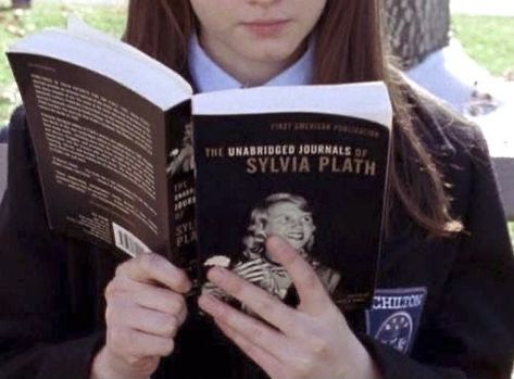 Sylvia Plath, Tumblr, Dave Rygalski, Stars Hollow Gilmore Girls, Gillmore Girls, Gambar Figur, Rory Gilmore, Boarding School, Girl Reading