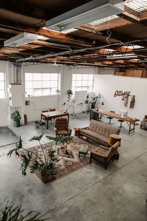 Studio Warehouse Apartment, Cool Warehouse Spaces, Photo Office Studio, Studio Lounge Ideas, Industrial Studio Space, Creative Warehouse Space, Industrial Creative Space, Vintage Warehouse Interior Design, Warehouse Decor Ideas