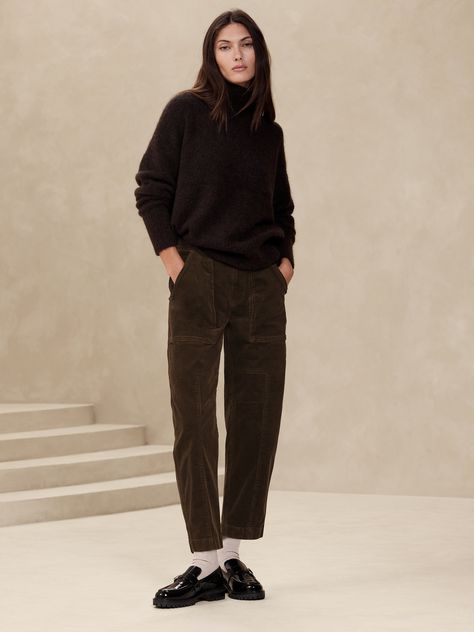 Corduroy Pants Outfit, Buisness Casual, Androgynous Outfits, Masc Outfits, Lesbian Fashion, French Roast, Cold Outfits, Queer Fashion, Petite Shorts