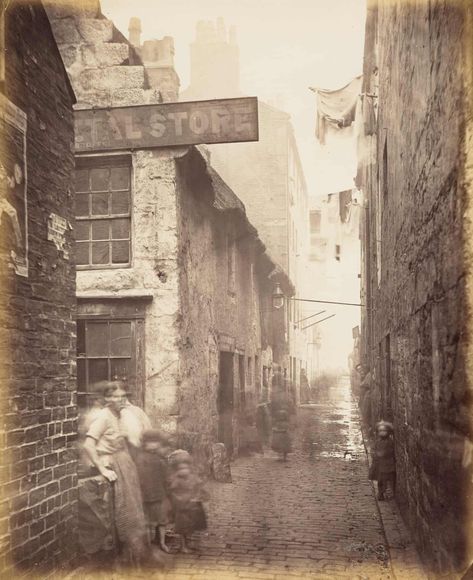 Urchins and alleyways: a rare glimpse of 19th-century Glasgow – in pictures | Cities | The Guardian British History, Old London, Victorian Slums, Vintage Foto's, Victorian Life, Victorian London, Glasgow Scotland, Foto Vintage, Street Scenes