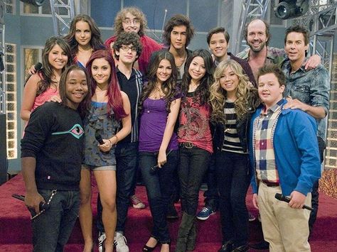 Victorious Hollywood Arts Victorious School, Rex Victorious, Icarly Victorious, Nickelodeon Cast, Icarly Cast, Jerry Trainor, Victorious Nickelodeon, Hollywood Arts, Jeannette Mccurdy