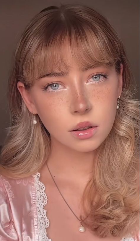 Soft Vintage Makeup Looks, Fairy Makeup Everyday, Light Girly Makeup, Dewy Fairy Makeup, Light Pretty Makeup, Natural Fantasy Makeup, Natural Princess Makeup, Girlie Makeup Look, Cute Simple Natural Makeup Looks