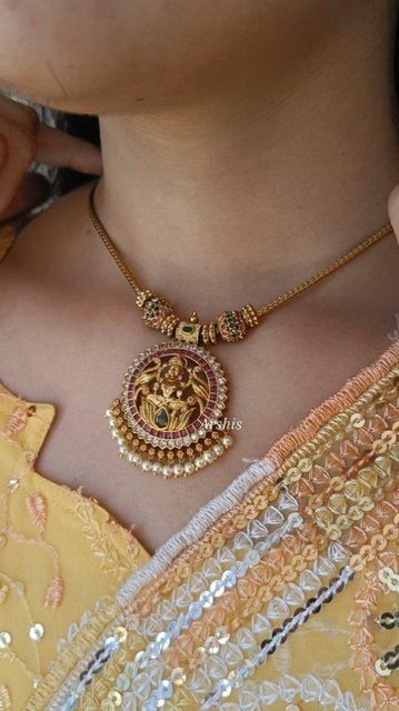 Tamil Traditional Jwellery, Necklace 20 Grams Gold, Antique Gold Chain Women, Gold Necklace Women Simple, Pendant Designs Gold Simple, Gold Jwellery Design Indian Jewelry, Dollar Chain Gold Indian, Simple Jewellery Design Indian, Gold Necklace Latest Designs