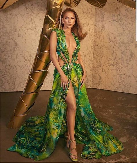 #JenniferLopez @jlo in #Versace @versace . . . #beauty #fashion #style #chic #glam #haute #couture #design #luxury #lifestyle #prive #moda #instafashion #Instastyle #instabeauty #instagram #fashionista #instalike #streetstyle #photo #ootd #model #blogger #photography #shoes #jlo https://t.co/KGWmI4Mb0w Couture, Haute Couture, Donatella Versace, Jungle Dress, Versace Dress, Jungle Print, Runway Dresses, Chiffon Gown, Silk Chiffon