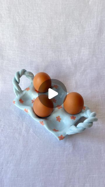 Sculpd | Craft Reinvented on Instagram: "Egg holder.. but make it fancy with twisted handles 😍🙌🥚 #pottery #airdryclay #diycrafts #giftideas #autumncrafts" Diy Egg Holder Clay, Egg Holder Ceramic, Pottery Egg Holder, Clay Egg Holder, Diy Egg Holder, Egg Holder Diy, Handles Pottery, Ceramic Egg Holder, How To Make Eggs