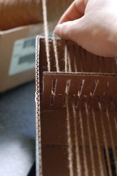 Cardboard Loom Weaving, Cardboard Loom, Diy Weaving, Weaving Projects, Cardboard Crafts, Loom Weaving, Loom Knitting, Diy Projects To Try, Sashiko