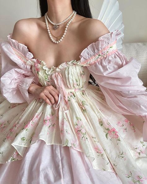 sammii ash ♡ | feminine style (@sammii.ash) • Фото и видео в Instagram Feminine Aesthetic Outfits, Gown Aesthetic, Fashion Feminine, Valentine Dress, Fairy Clothes, Pretty Prom Dresses, Anime Dress, Summer Home, Fairytale Dress