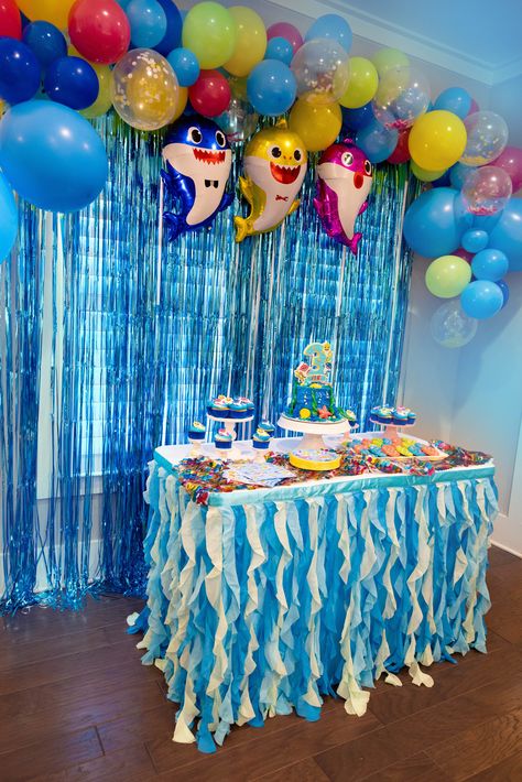 Baby Shark Balloon Arch, Baby Shark Backdrop, Cumpleaños Baby Shark, Baby Shark Decorations, Shark Birthday Party Decorations, Baby Shark Birthday Cake, Birthday Party Decorations Balloons, Shark Decorations, Second Birthday Boys