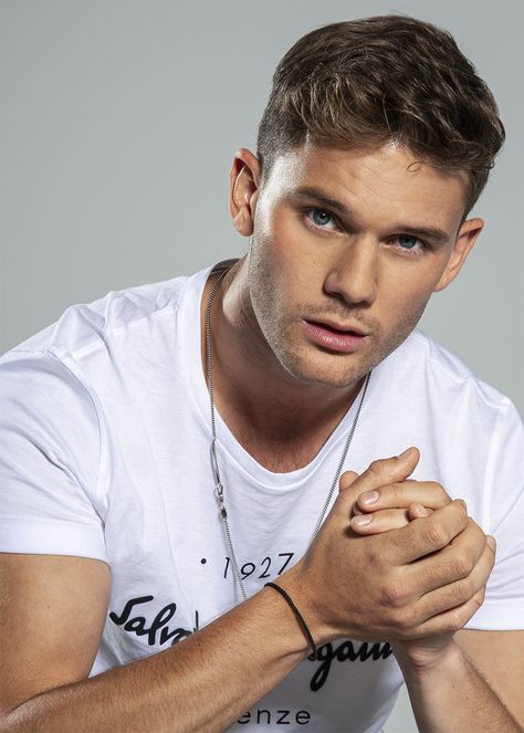 'Treadstone's Jeremy Irvine stops by HollywoodLife's New York City studio. Big Sean, Ryat Archer, Jeremy Irvine, Fashion Models Men, Fallen Book, Andrew Christian, Christian Men, Celebrities Humor, Celebrity Dads