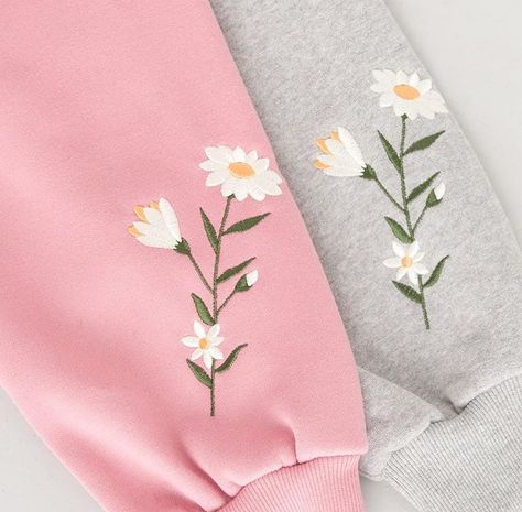 Flower Embroidered Sleeve Sweatshirt Manche, Upcycling, Diy Embroidered Sweatshirt, Sweatshirt Embroidery Ideas, Etsy Sweatshirts, Sweatshirt Diy, Sweatshirt Ideas, Clothes Embroidery Diy, Hand Stitches