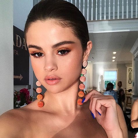 The star stuck to a neutral peach tone to complement her orange smoky eye. Selena Gomez Nails, Selena Selena, Selena Gomez Makeup, Orange Makeup, Makeup Hacks, Celebrity Beauty, Celebrity Makeup, Orange Dress, Makeup Trends