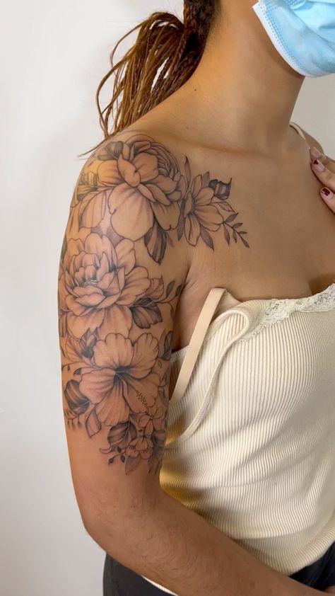 Tattoo Sleeves, Women's Shoulder Tattoo, Floral Arm Tattoo, Shoulder Sleeve Tattoos, Floral Back Tattoos, Arm Sleeve Tattoos For Women, Floral Tattoo Shoulder, Back Of Shoulder Tattoo, Feminine Tattoo Sleeves