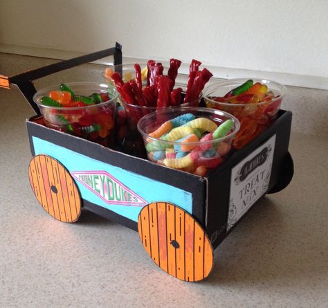 Harry Potter Candy Trolley cart Made it for my sisters birthday Harry Potter Trolley Cart Candy Diy, Harry Potter Trolley Cart Candy, Harry Potter Trolley Cart, Harry Potter Trolley, Harry Potter Snacks, Harry Potter Candy, Decoration Stand, Snack Cart, Sisters Birthday