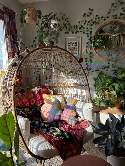 Hippy Chic Bedroom, Colorful Hippy Bedroom, Bedroom Inspirations Spiritual, Hippy Ceiling Decor, Boho Trippy Bedroom, Room Decor For Big Rooms, Hippy Boho Room, Egg Chair Aesthetic, Spiritual Room Aesthetic Bedroom
