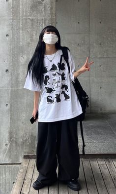 Baggy Tee Aesthetic, Cool Oversized Outfits, Women In Baggy Clothes, Korean Hiphop Fashion Women, Casual Oversized Outfits For Women, Black And White Streetwear Outfit, Flowy Streetwear, Tomboy Style Outfits Black, Tomboy Grunge Outfits