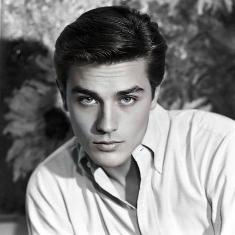 Alain Delon on Instagram: “Beauty seduces. We are moths to flame... *I'm not the owner of the picture. The rights goes to the respective owners.  #alaindelon #delon…” Handsome Male Actors, Jean Gabin, Michelangelo Antonioni, Johny Depp, Hollywood Men, French Cinema, Old Hollywood Stars, Alain Delon, Male Photography