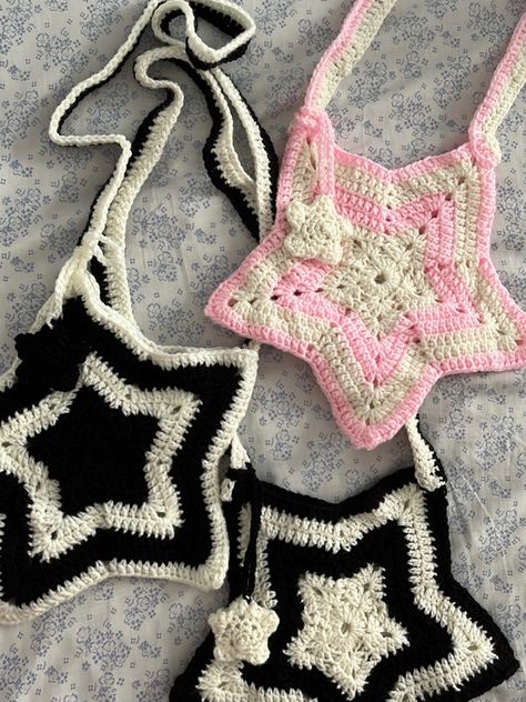 link attached for the yarn i used for this
star bag crochet
#affiliatelink Star Crochet Grid Pattern, Crochet Star Bag Tutorial, Crochet Star Shirt, Crochet Star Cardigan, Crochet Bag Star, Star Bag Crochet Pattern, Star Bag Pattern, Black Crochet Ideas, Crochet Star Hat