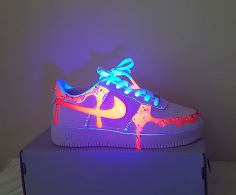 Glow In The Dark Shoes, Nike Shoes Women Fashion, Custom Sneakers Diy, Boty Nike, Tie Sneakers, Nike Air Force 1 Custom, Camo Shoes, Custom Shoes Diy, Pretty Shoes Sneakers