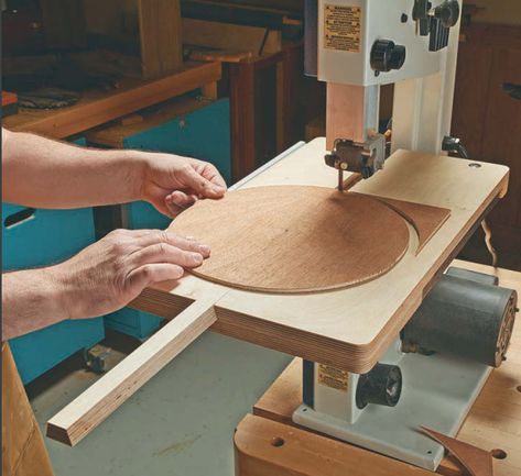 Shop-Made Band Saw Circle Jig: All you need to cut a circle on the band saw is a piece of plywood with a nail driven in to act as a pivot. but this jig is a little more versatile. It's adjustable and easy to detach from your band saw. Band Saw Projects Ideas, Bandsaw Jig, Band Saw Projects, Circle Jig, Diy Bandsaw, Router Jigs, Bandsaw Projects, Wood Jig, Table Saw Jigs