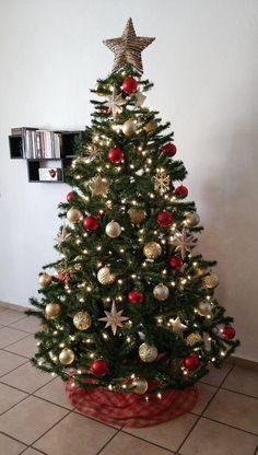 Christmas Tree Ideas Simple Easy, Christmas Tree Inspo Decorating Ideas, Traditional Christmas Tree Ideas, Mini Christmas Tree Decorations, Christmas Tree Inspo, Deco Table Noel, Christmas Tree Decorating Themes, Merry Christmas Background, Creative Christmas Trees