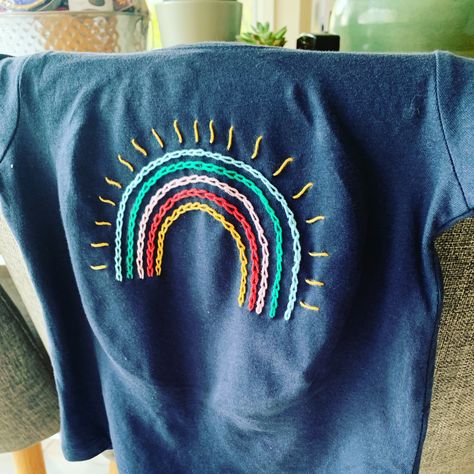 Couture, Upcycling, Tela, Embroidered Clothes Aesthetic, Hand Embroidery Sweatshirt Ideas, Embroidery Tshirt Ideas, Embroidery Sweater Diy, African Embroidery Designs, Rainbow Embroidery